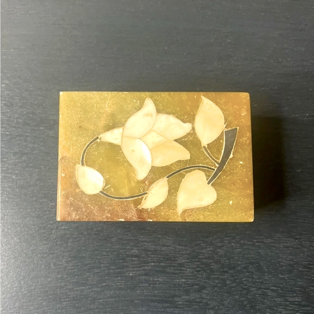 Vintage Soapstone Carved Lattice Mother Of Pearl Inlay flowerTrinket Box  India